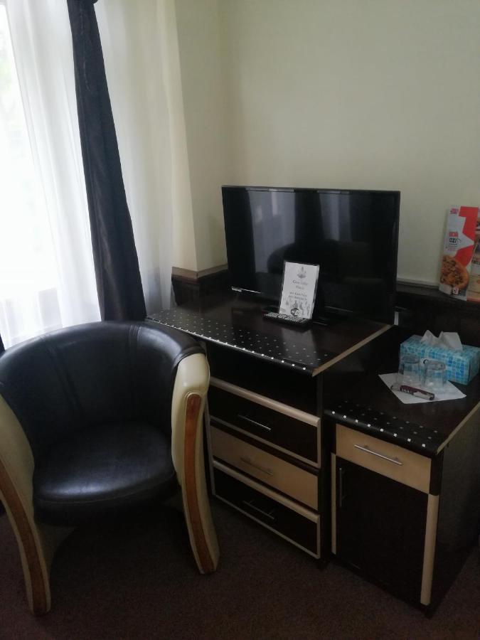 Casa Teilor Hotel Pitesti Luaran gambar