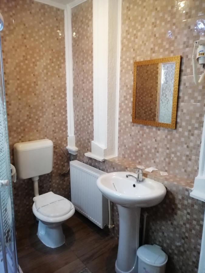 Casa Teilor Hotel Pitesti Luaran gambar