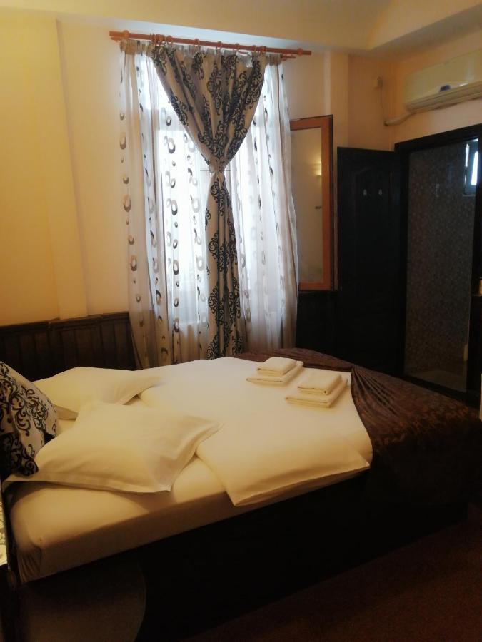 Casa Teilor Hotel Pitesti Luaran gambar