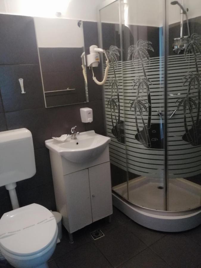 Casa Teilor Hotel Pitesti Luaran gambar