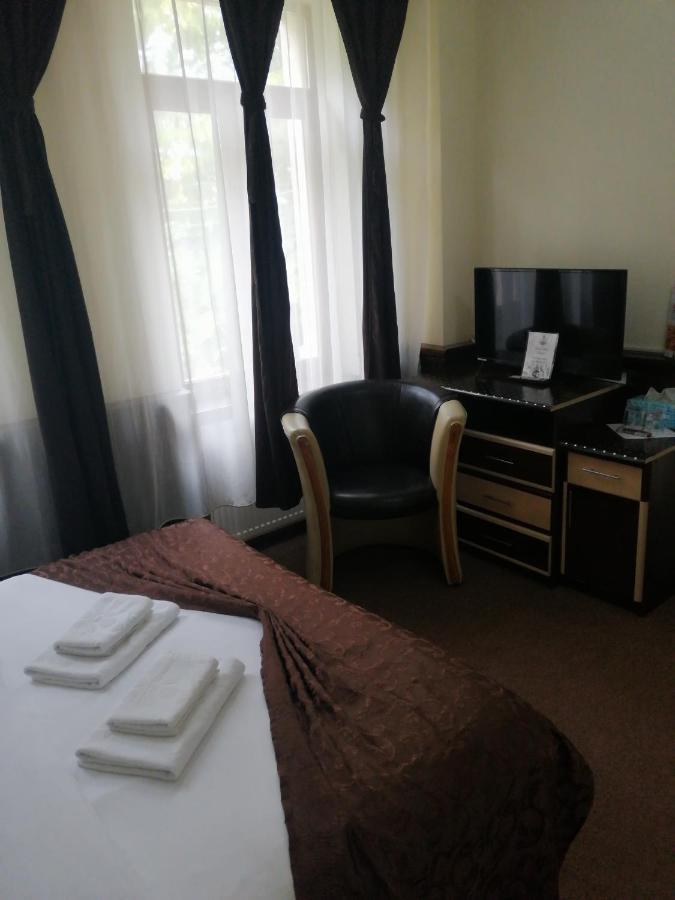 Casa Teilor Hotel Pitesti Luaran gambar