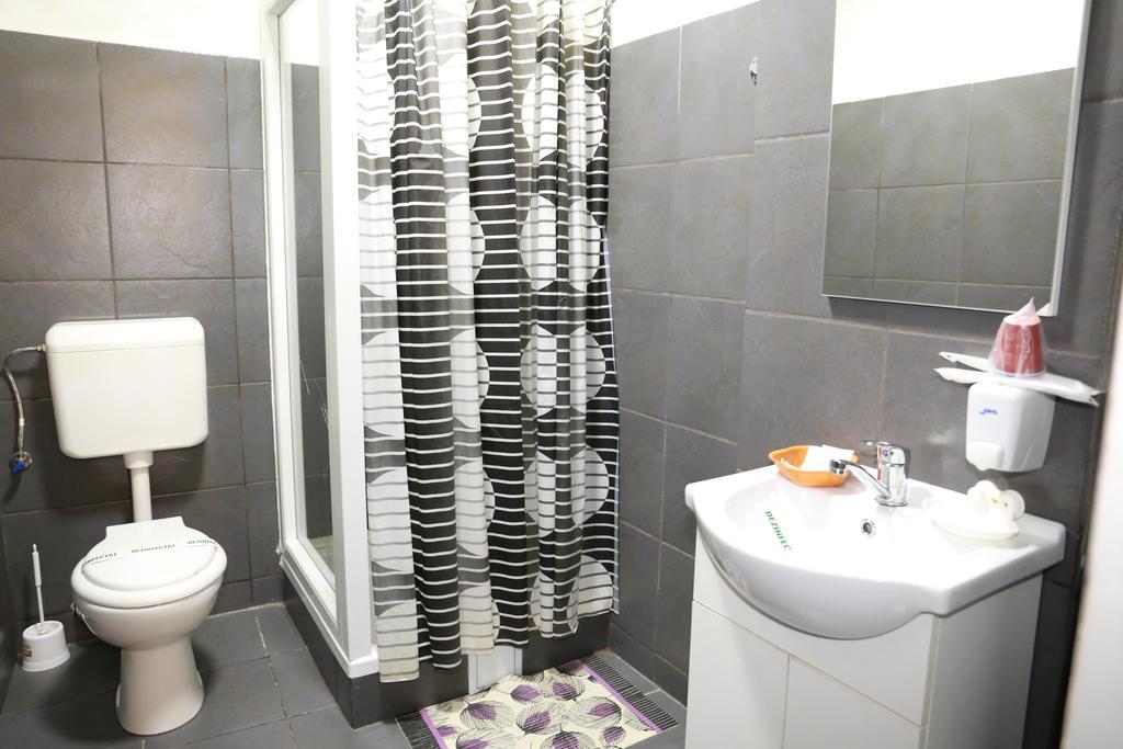 Casa Teilor Hotel Pitesti Luaran gambar