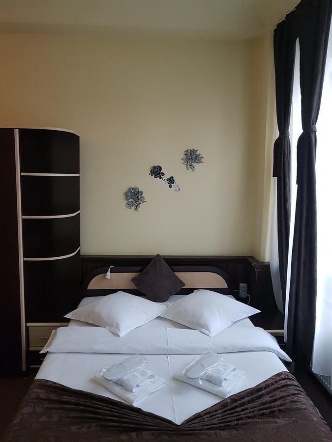Casa Teilor Hotel Pitesti Luaran gambar