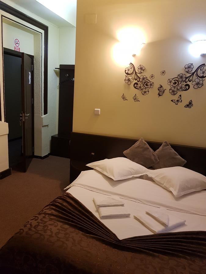 Casa Teilor Hotel Pitesti Luaran gambar