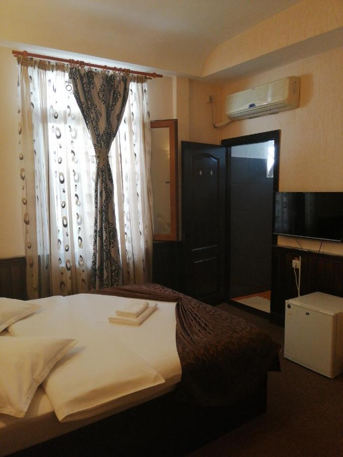 Casa Teilor Hotel Pitesti Luaran gambar