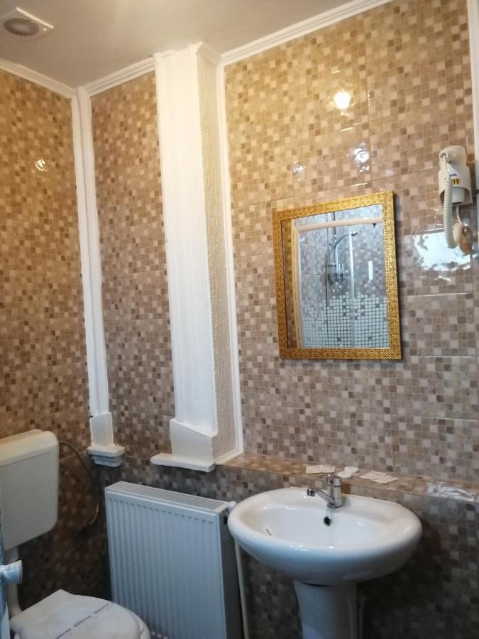 Casa Teilor Hotel Pitesti Luaran gambar